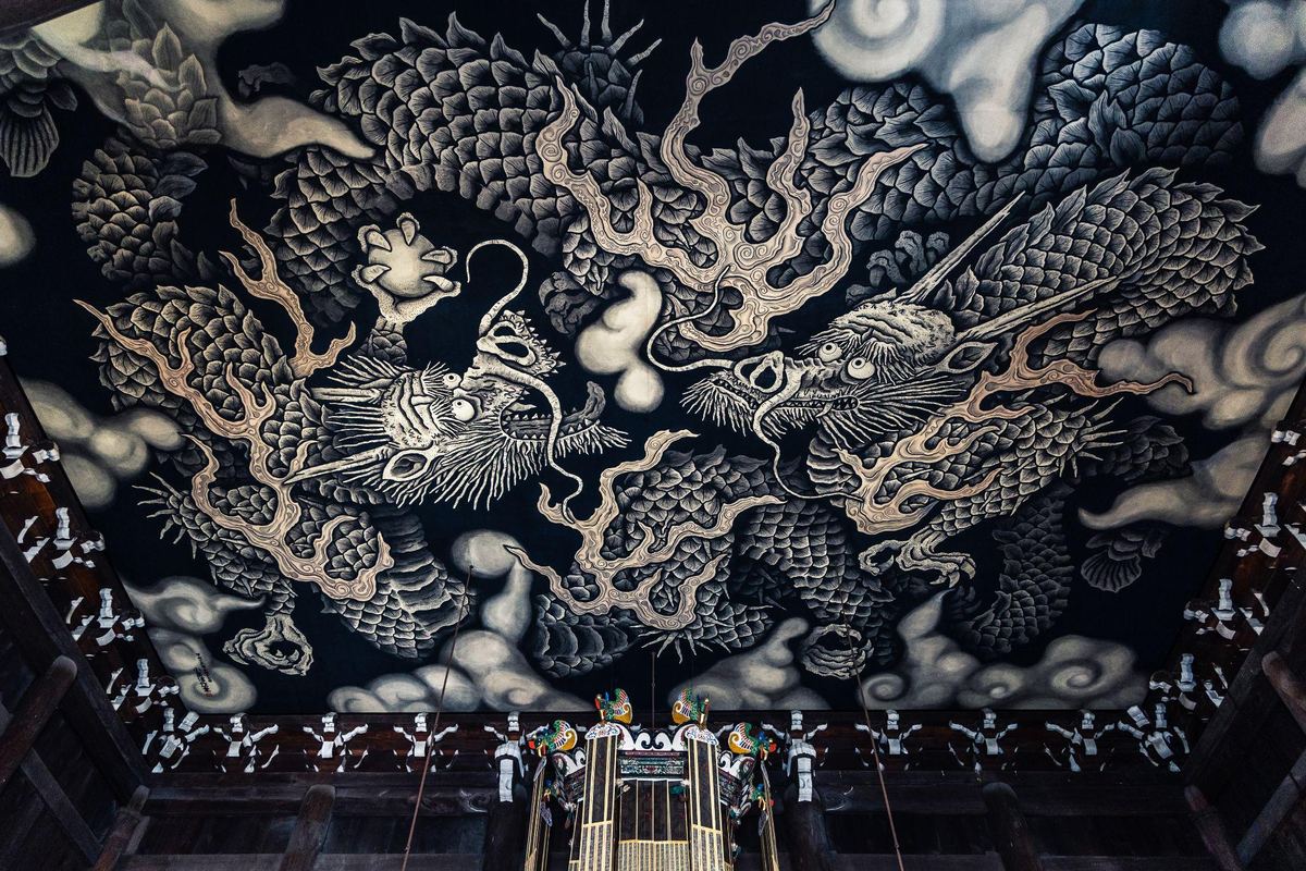 The twin dragons painted on the ceiling of the Dharma Hall at Kennin-ji